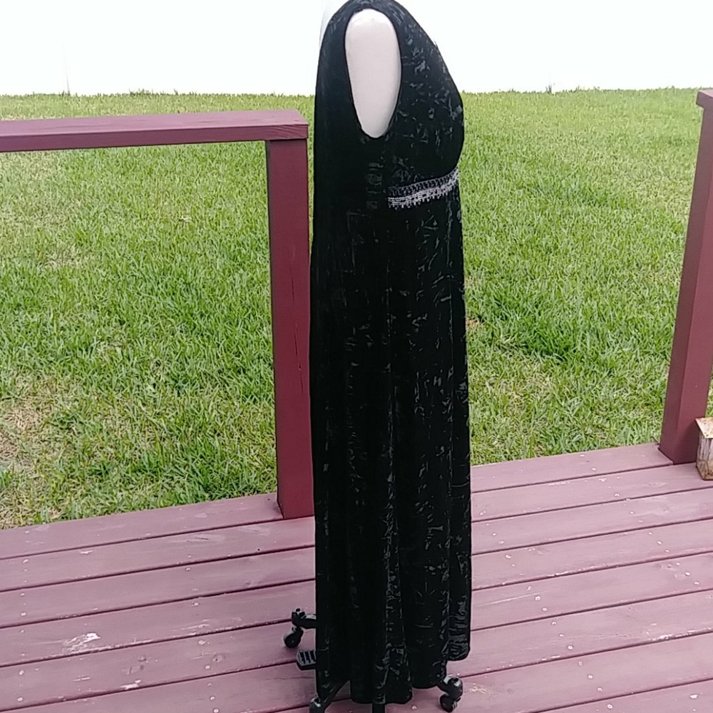 Addition Elle Dress. - Picture 2 of 8
